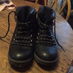 Size 7.5 boots with the furrrrrr 😁